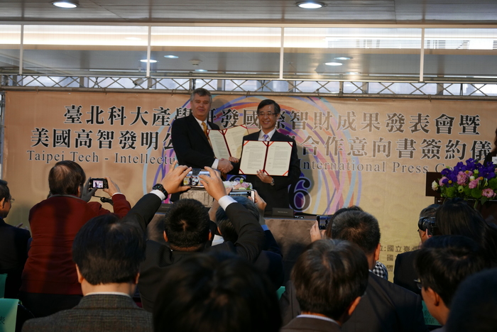 北科大姚立德校長與高智執行長Murray Vince簽訂ＭＯＵ